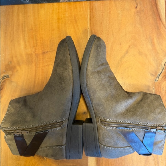 Joe Boxer 2016 Women August Brown Suede Ankle Bootie size 7 - Picture 6 of 14